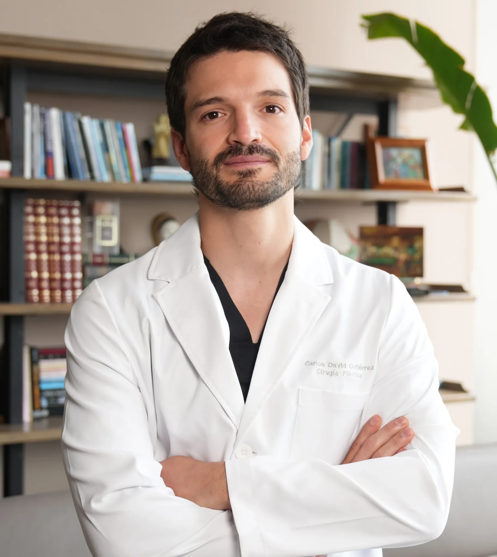 Dr. Carlos David Gutiérrez, cirujano plástico